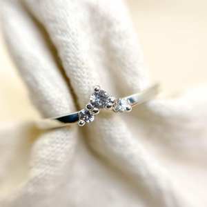 Bague en grappe de diamants de laboratoire de taille ronde de 3mm | Bande minimale à trois pierres de moissanite délicate | Argent 925 ou plaqué or 18 carats - Product Image 1