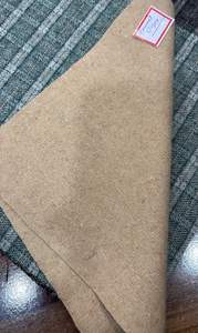 Tela de blazer 100% lana pura color camel claro en 350 gsm utilizada para la confección de blazers y abrigos para hombres y mujeres. - Product Image 3