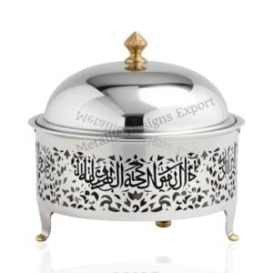 Plat en acier inoxydable d'inspiration arabe avec détails dorés et calligraphie unique pour la maison ou les événements. - Product Image 2