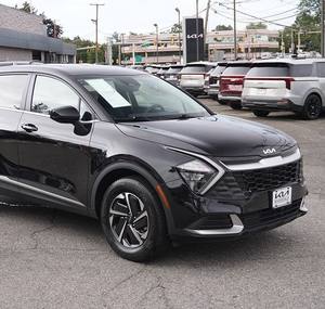 Incroyable Kia Sportage hybride LX AWD 2023 noir avec roues en alliage Sièges en cuir Système de navigation Démarrage à distance Toit ouvrant - Product Image 1