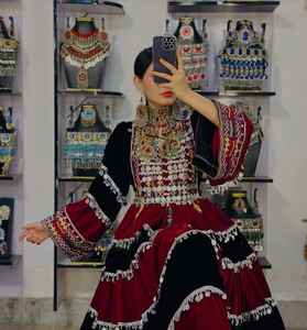 ชุดเดรสยาวแบบดั้งเดิมของชาวอัฟกานิสถานชนเผ่ากุจิ คุณภาพสูงสำหรับผู้หญิง พร้อมลูกไม้และกระดุม ปรับแต่งได้ ราคาขายส่งแบบ OEM - Product Image 4