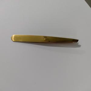 Pinzas para cejas inclinadas Acero inoxidable de grado médico de alta calidad Hecho con titanio permanente Color dorado - Product Image 3