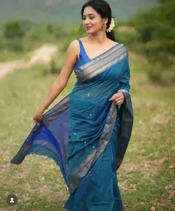 Sari terlihat tradisional yang membayar homage pada warisan budaya India yang kaya dan tekstil tradisional, sempurna untuk acara budaya.
