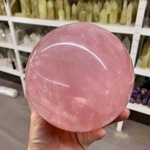 ลูกบอลคริสตัลโรสควอตซ์คุณภาพพรีเมียมแกะสลักลายดอกกุหลาบ ทำด้วยมือจากหินมุนตะหะอาเกต ส่งออกจากเมืองคัมบาต อินเดีย สำหรับตกแต่งบ้านตามหลักฮวงจุ้ย - Product Image 2