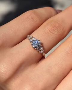 Anillo de compromiso vintage con moissanita de corte redondo de 7.5 mm, chapado en oro blanco, con incrustaciones ornamentales, joyería fina para mujer, venta al por mayor - Product Image 1