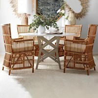 Fauteuil en rotin naturel artisanal avec un design élégant à dossier haut et un coussin moelleux pour salon et villa
