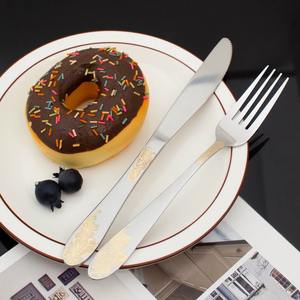 Juego de Cubiertos Minimalista con Acabado Plateado y Detalles Dorados, Acero Inoxidable para Cenas en Casa, Comidas Formales y Eventos, de la India - Product Image 2