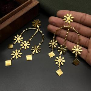 Boucles d'oreilles pendantes en or mat pour femmes bijoux légers et polyvalents à motif floral pour un usage quotidien et des occasions de bureau - Product Image 2