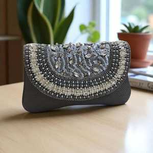 Bolso de mano premium con solapa de cuentas y toque de piedra, hecho a mano para mujer, estilo de noche, exportación de la India, estilo de moda. - Product Image 1