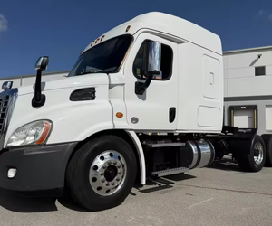 Camions Freightliner Cascadia 113 Sleeper d'occasion abordables 2022, 2021, 2019 – Semi-remorques avec cabine couchette 60 pouces, toit moyen, 450 CV, transmission automatique - Product Image 2