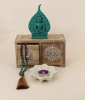 Vente en gros DNA Group : Meuble religieux en bois de manguier indien naturel, écologique et durable, poli, couleur bois naturel, design 'Hut', avec 6 tiroirs en céramique