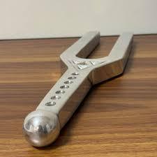 Diapasón de Precisión de 639 Hz |   Con martillo |   Para Terapia y Sanación con Sonido - Product Image 2