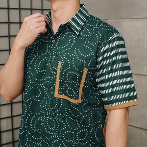 Camisa estampada Heritage de la mejor calidad, estampado Dobby verde profundo con mangas a rayas llamativas y detalles dorados de Indonesia - Product Image 6