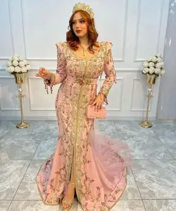 Phong cách thêu làm việc trên bé màu hồng caftan ăn mặc với tôn tạo Tinh thể thủy tinh hạt, đá, Trình Tự, dabka làm việc @ 2024