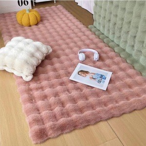 Alfombra de lujo personalizada de piel sintética de conejo, alfombra de área de terciopelo burbujeante grueso, lavable a máquina, con altura de pelo de felpa para el dormitorio principal. - Product Image 1