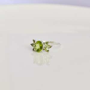 Anillo de peridoto minimalista de Plata de Ley 925, piedra de nacimiento de agosto, racimo de multipiedra verde único para bodas, fiestas naturales - Product Image 6