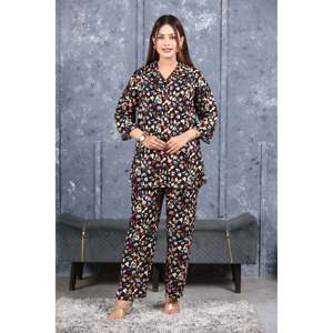 Ensemble long boutonné respirant pour femme, comprenant un haut court décontracté noir en crêpe imprimé cachemire à col nœud floral et un pantalon brodé au-dessus du genou - Product Image 1