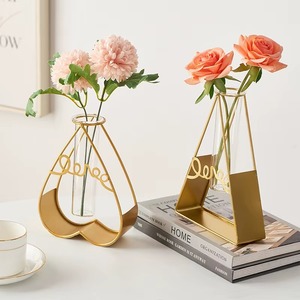 Magnifiques vases filaires au design élégant pour une décoration de table romantique et une présentation dans la chambre des enfants, salon et décoration intérieure en provenance d'Inde - Product Image 1