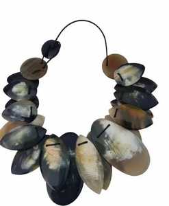 Collier ethnique en corne sculptée, fait main, écologique, durable, bijoux de mode avec charme rustique - Product Image 6