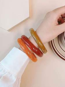 Bracelets en résine imperméables de qualité supérieure pour femmes, design moderne, couleurs personnalisables, logo – Bijoux tendance pour jeunes femmes, cadeau d'affaires - Product Image 2