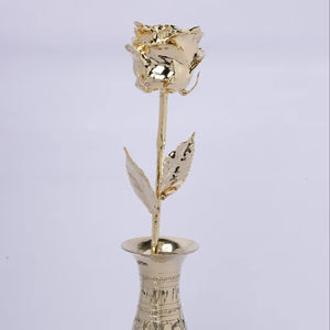 Jarrón moderno de metal dorado y cerámica con arreglo floral de seda, suministro al por mayor - Product Image 1