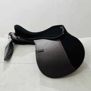 อานม้าแบบสังเคราะห์สำหรับกระโดดข้ามสิ่งกีดขวาง ทนทาน พร้อมโลโก้ OEM ปรับแต่งสีและขนาดได้ตามต้องการสำหรับการขี่ม้า - Product Image 3