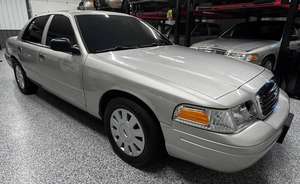 Ford Crown Victoria Interceptor Pursuit 2011, Turbo Diésel, Transmisión Manual, Interior Oscuro, Asientos de Tela, Volante a la Izquierda, R16 - Product Image 3