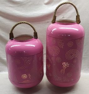 โคมไฟเคลือบโลหะตกแต่งบ้านสไตล์คลาสสิกทำมือ ที่ใส่เทียนหลากสี พร้อมหูจับทำจากปอกระเจา ขนาดสองแบบ 1 สี - Product Image 4