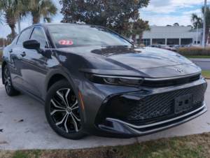 Crowns Limited 2023 Usado, Sedán Híbrido 2.5L con Tracción en las Cuatro Ruedas, Transmisión Automática, Vehículo de Lujo en Venta - Product Image 2