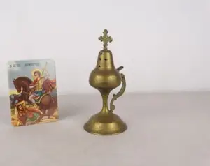 Lámpara de aceite de mesa cristiana de bronce con marfil La lámpara de vigilia es una lámpara de vela encendida que se coloca ante un icono como recordatorio