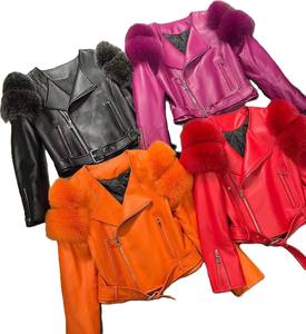 Veste en cuir de laine décontractée OEM pour femmes Garniture en fourrure de renard Col à capuche Fermeture à glissière Respirante Formelle pour la saison d'hiver Taille XS - Product Image 1