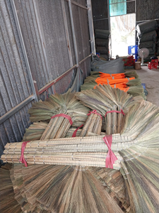 Haute qualité jonc de mer paille balai bâton nettoyage balai vietnamien paille doux manche balai au Vietnam en gros Akina - Product Image 4