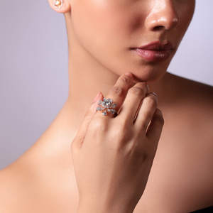 Anillo de Compromiso de Oro Sólido de 14K. Diseñado para realzar el brillo desde cualquier ángulo, su ajuste refinado - Product Image 1