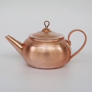 โลหะคลาสสิกคุณภาพอินเดียทองแดงเสิร์ฟกาต้มน้ําชาขายส่งกาต้มน้ําชาจํานวนมากสีบรอนซ์กาน้ําชาแฮนด์เมดคุณภาพสูง - Product Image 6