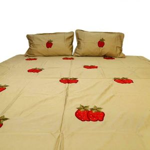 ผ้าปูที่นอนปักลายดีไซน์เนอร์คุณภาพสูง งานปักลายสตรอว์เบอร์รี่ พร้อมปลอกหมอนสองใบ รุ่น RSMK-31 - Product Image 2