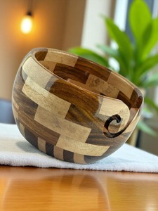 Cuenco de Madera Hecho a Mano de Primera Calidad para Guardar Hilos con Guía de Hilo Tallada para Tejedores y Crochetistas Disponible al Mejor Precio - Product Image 4