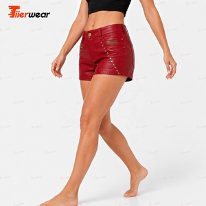 Shorts pour femmes en cuir 100% imperméable, respirant et écologique, style streetwear moto, taille mi-haute rouge avec détails rivets - Product Image 3