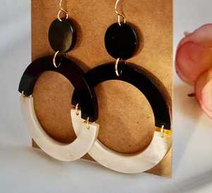 "Boucles d'oreilles en corne de buffle faites à la main, corne naturelle, résine, bois et laiton ensemble de boucles d'oreilles rectangulaires noires | Bijoux uniques en matériaux mixtes - Product Image 2