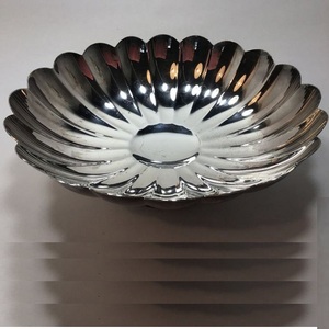 Bol de service pour fruits et soupes de style minimaliste design moderne finition émail turquoise avec intérieur en métal brillant pour les occasions de fête - Product Image 3