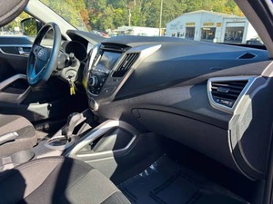 รถยนต์มือสองที่เชื่อถือได้ ฮุนได เวโลสเตอร์ ปี 2012 รุ่น 3 ประตู แฮทช์แบค ภายในสีดำ (เครื่องยนต์ 1.6 ลิตร 4 สูบ 6 เกียร์อัตโนมัติ) - Product Image 4