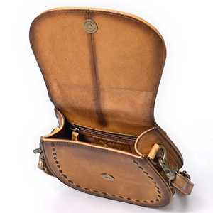 กระเป๋าหนังแท้คุณภาพพรีเมียม ดีไซน์โบฮีเมียน ลายดอกไม้ ทำด้วยมือ สะพายข้างทรงถัง สำหรับฤดูใบไม้ร่วง กันน้ำ น้ำหนักเบา - Product Image 5