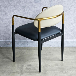 Chaise de salle à manger de style nordique HTK79, siège rembourré en cuir PU et dossier avec pieds en fer, idéale pour la salle à manger à domicile - Product Image 5