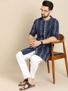 Kurta recta a rayas azul marino y blanco para hombre, de algodón puro, con cuello mandarín, mangas largas enrollables, largo hasta la rodilla. - Product Image 2
