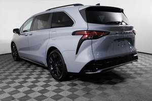 Toyota Sienna XSE Híbrida de 7 Pasajeros, Tracción Delantera, MPV Deportivo, Interior de Cuero Oscuro, Caja de Cambios Automática, Neumáticos R16, Kei (Usado/Nuevo) en VENTA - Product Image 3