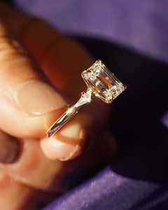 Compromiso Boda 2ct Emerald Cut Solitaire Lab Grown Diamond Anillos para mujeres en plata y oro sólido - Product Image 3