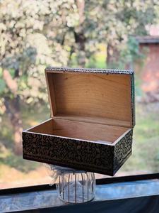 กล่องใส่เครื่องประดับไม้มะม่วงสลักลายเต็มใบ ขนาด 12.5 x 8.5 ซม. สำหรับสั่งซื้อจำนวนมาก กล่องไม้ขัดเงาสีทองและสีแดง กล่องจัดระเบียบเครื่องประดับไม้ - Product Image 5