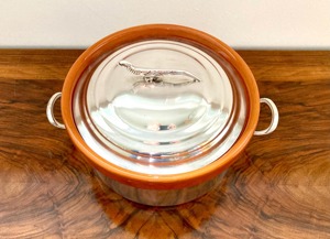 Casserole en céramique brune avec bord en acier inoxydable, couvercle argenté et poignée en forme d'oiseau pour la cuisine quotidienne, les repas en famille et le service - Product Image 3