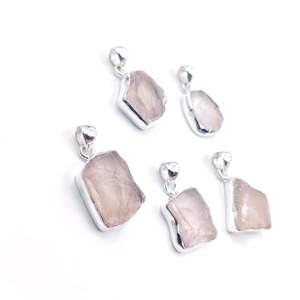 Venta caliente hermoso collar con colgante de cuarzo rosa en bruto piedra preciosa Rosa colgante de plata esterlina joyería colgantes de cuarzo rosa crudo - Product Image 1