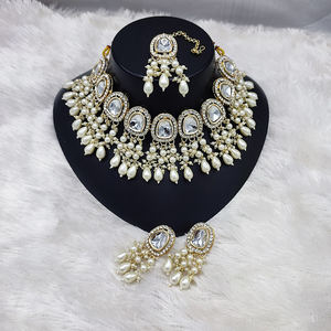 Conjunto de gargantilla de Kundan y cuentas chapado en oro de fusión moderna East Meets West Collar llamativo inspirado en flores con pendientes a juego - Product Image 2