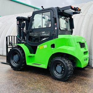 Nouveau chariot élévateur tout-terrain diesel RT50, outils de levage, hauteur de levage 4700 mm |   Capacité de 1 tonne |   Positionneur de fourche |   Cabine complète 4x4 |   1 an - Product Image 2